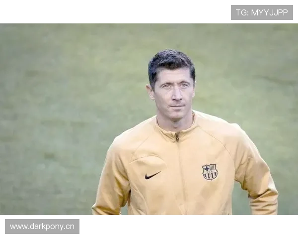 莱万与本泽马的金球奖之争:如何比较荣誉结构与时代印记 莱万与本泽马的金球奖之争:如何比较荣誉结构与时代印记