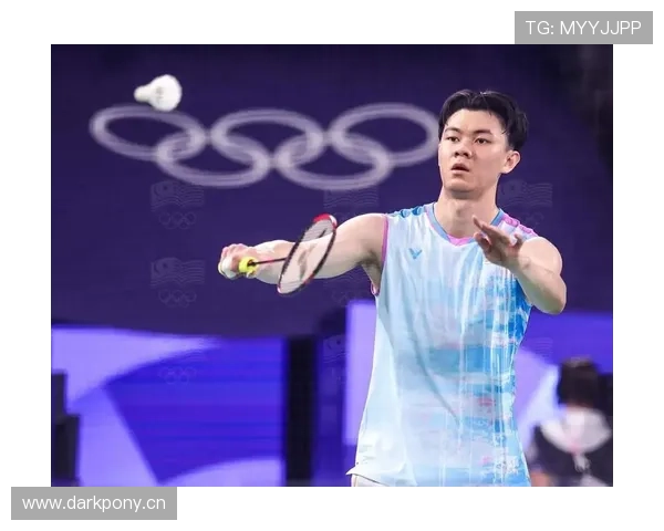 李梓嘉比赛穿得这么简陋，奖杯倒是堆成小山了？