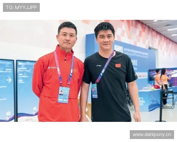 蔡赟在旗舰店刷卡那画面，笑死我了，把“羽毛球一哥”变成了行走的奢侈品展示柜